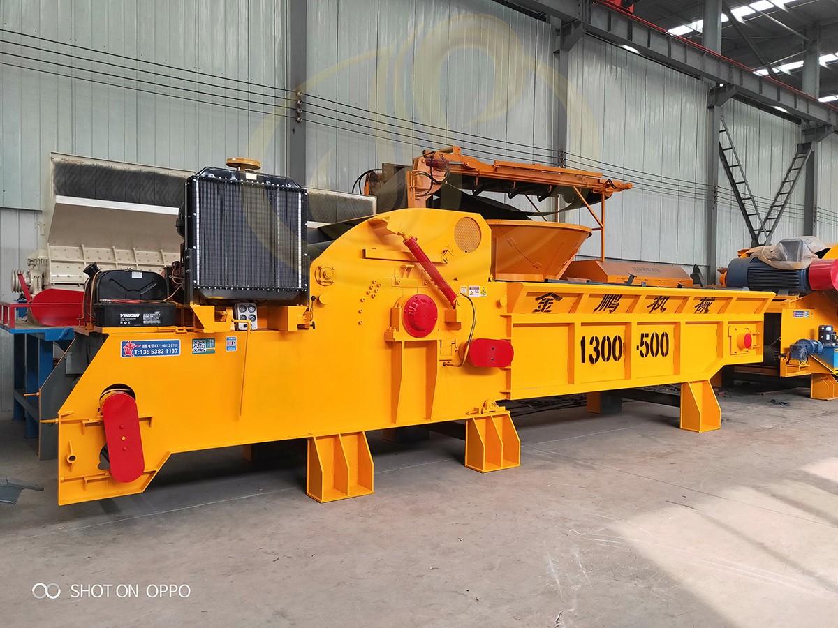 郑州金鹏大型木材粉碎机在堆场怎么运行