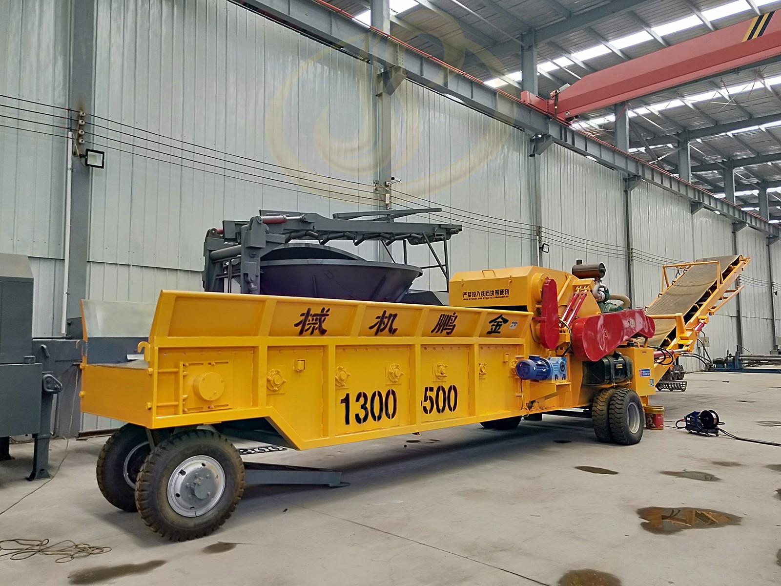 郑州金鹏废木料破碎机在堆场是怎么运行的